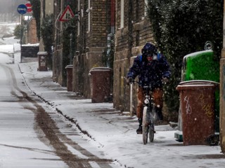 Koniec víkendu prinesie mráz, snehové jazyky a silný vietor. Teploty klesnú pod −20 °C
