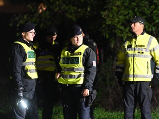 Bizarný prípad nehody: Pristávajúce lietadlo zavadilo krídlom o auto