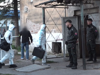 Matka bodla svojho druha nožom, zatiaľ čo v byte boli jej dve malé deti. Súd tento čin prekvalifikoval