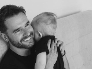 Synček Dušana Ambróša oslávil prvý rôčik: Fotografia otca so synom vás chytí za srdce!