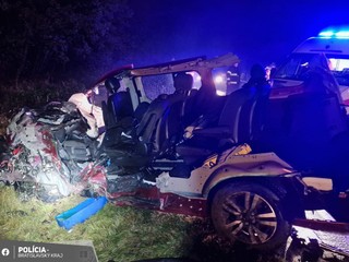 Namiesto auta vrak: Pri čelnej zrážke s kamiónom zomrel jeden človek