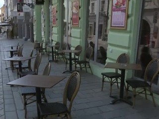 Okrem interiérov zatvorili aj exteriéry reštaurácii. Odhadované straty sú v stovkách miliónov