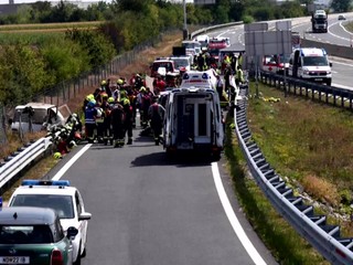 Tragická nehoda migrantov na diaľnici: V havarovanej dodávke bolo viac ako 20 ľudí, traja neprežili