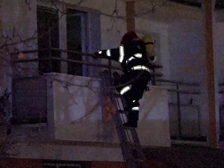 Dramatický zásah hasičov v paneláku. Pre unikajúci plyn sa do bytu museli dostať cez balkón