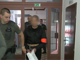 Ženy prenasledoval a potom ich zozadu napadol. Neštítil sa do nich kopať, alebo im skákať po hrudi