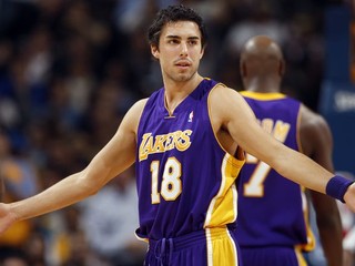 Lakers vyhrali už 10. zápas v poradí, New Jersey s 20. prehrou