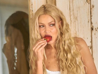 Nová reklama na bikiny od Gigi Hadid by mohla byť aj úvodnou scénou filmu pre dospelých