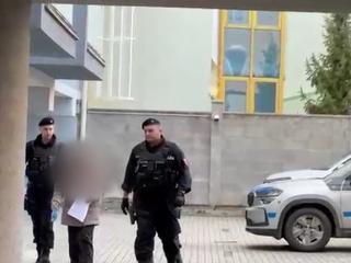 Súd rozhodol o väzbe pre 55-ročnú ženu obvinenú z vraždy partnera. Ku skutku sa priznala