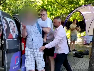 VIDEO: Na členov strany Demokrati zaútočil okoloidúci muž