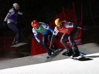 VIDEO: TAKTO to rozbalili v nočnom snowboard krose v Cortine