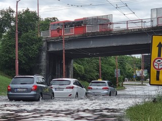 Silné búrky v hlavnom meste: Poškodené autá, odklonená doprava