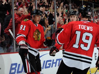 Hossa geniálne našiel Toewsa, Chicago tesne zvíťazilo