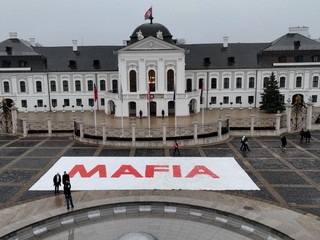 SaS natiahla pred Prezidentským palácom nápis „Mafia“. Protestuje proti novele Trestného zákona