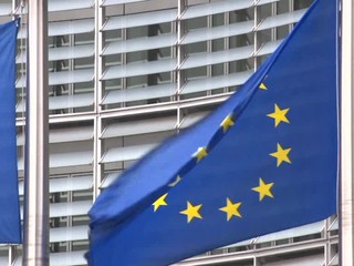 Buď veríte, alebo neveríte, že kazítka v telefónoch sú. Európska únia sa chce na problém pozrieť zblízka