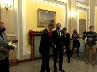 Česko má novú vládu, tá začala hneď úradovať. Odmietla predĺžiť núdzový stav