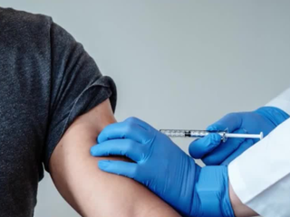 Vakcína proti Covid-19 od Pfizer a BioNTech bola schválená, podľa Trumpa očkovať začnú do 24 hodín