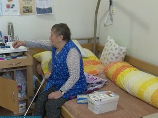 Vláda nariadila vyššie platy zamestnancov domova dôchodcov. Obec na to ale nemá