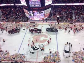 Tradícia pokračuje. Plyšáky pre deti na hokeji v Calgary aj Nitre
