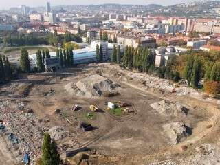 Na Tehelnom poli môže byť štadión, ale aj diera