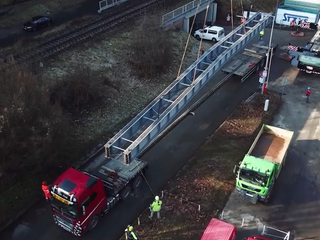 Takmer 35-metrové nosníky nového mosta prevážali cez centrum Banskej Bystrice