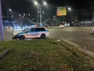 VIDEO: Policajti sa uprostred križovatky zrazili s osobným autom