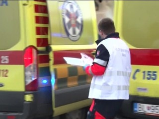 Záchranár s bielou vestou rozhoduje o postupe záchrany pri hromadných nešťastiach