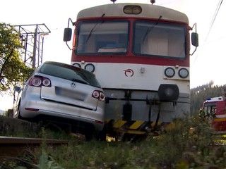 Šofér prešiel závory a zrazil sa s vlakom. Sťažoval sa na ranné lúče slnka