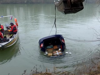 Potápači na juhu Slovenska z vody vyťahovali druhé auto