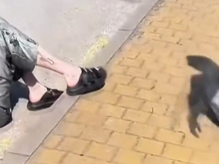 Muž, ktorý v Prahe zbil Ukrajinku, už sedí vo väzbe. Polícia zverejnila video