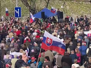 Pred parlamentom sa opäť demonštruje. Demonštrantov priviezli autobusy aj z východu