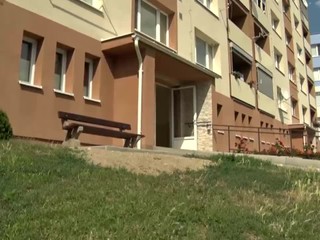 Panelákom sa ozýva krik a plač. Deti dokonca našli na parapete
