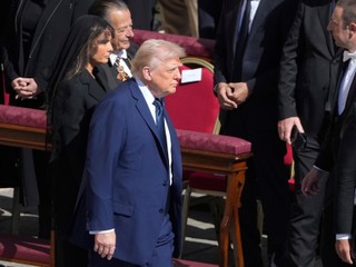 Trump zaplnil titulky. Ľudí nahneval oblečením a správaním na pohrebe pápeža Františka