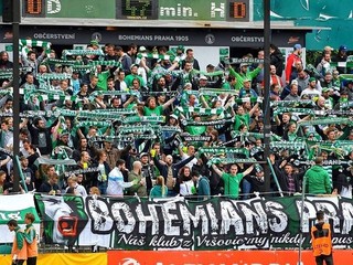 Česi sa s koronou nepárajú. Davy ľudí na tribúny