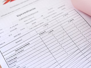 Vysvedčenie nie je rozsudok. Psychológ radí, ako sa s deťmi rozprávať o známkach