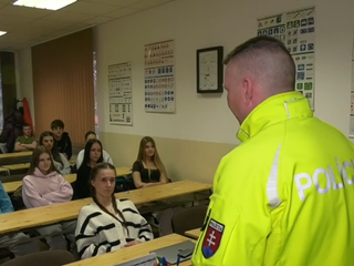 Policajti z Liptovského Mikuláša učia budúcich vodičov priamo v autoškolách
