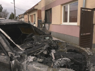 Súrodencom v Michalovciach zhoreli v noci dve luxusné autá. Požiar zapálili úmyselne