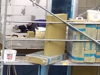 VIDEO:  Ako by to na stavbe vyzerať nemalo. Inšpektori “práce” museli zastaviť