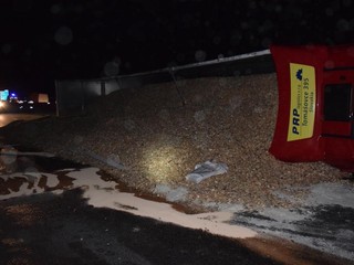 Totálny kolaps na diaľnici D1. Prevrátený kamión spôsobil kilometrové kolóny