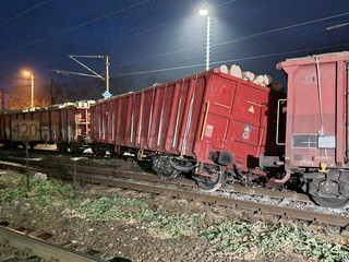 Cestujúci, pozor: Vykoľajil sa vlak naložený drevom