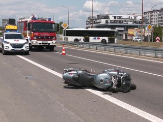 Cesta na dovolenku skončila nehodou. Motorkár nafúkal dve promile