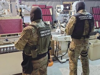 Priemyselná hala neďaleko Svidníka ukrývala nelegálnu výrobňu cigariet