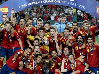Mladí Španieli obhájili titul na EURO i vďaka hetriku Thiaga Alcántara