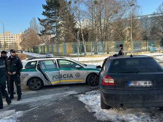 Policajná naháňačka po hádke s partnerkou: Auto s prešovskou ŠPZ unikalo pred políciou
