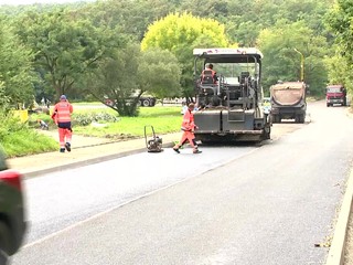 Organizátori stavajú cesty, prispôsobujú výšky schodov. Prípravy na návštevu pápeža vrcholia