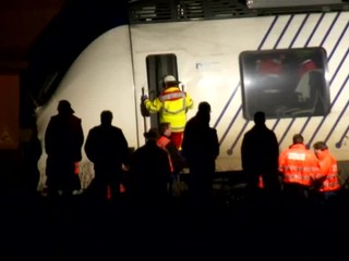 Po zrážke vlaku desiatky ranených. Otriasali sa okná na domoch