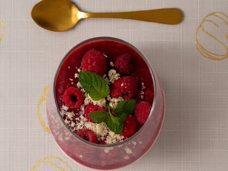 Panna cotta s malinovým coulis a crumble