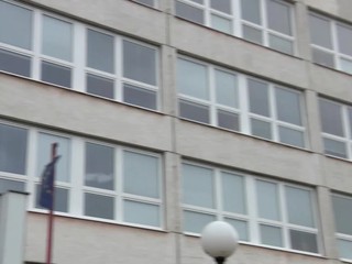 Malého chlapca mal pri škole volať neznámy muž. Jeho mama spozorovala, že muž masturbuje