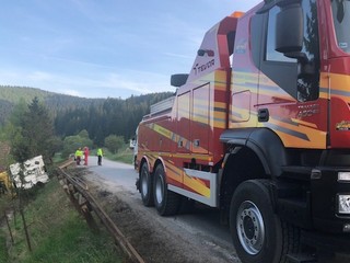 Kamión narazil do domu, v ktorom spalo malé dieťa