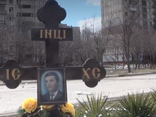 Zdrvujúce video: Ulice a námestia Mariupoľu sa zmenili na cintorín, čerstvé hroby na každom rohu