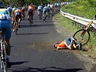 Stav cyklistu Horilla po páde do 80-metrovej priepasti sa zlepšuje